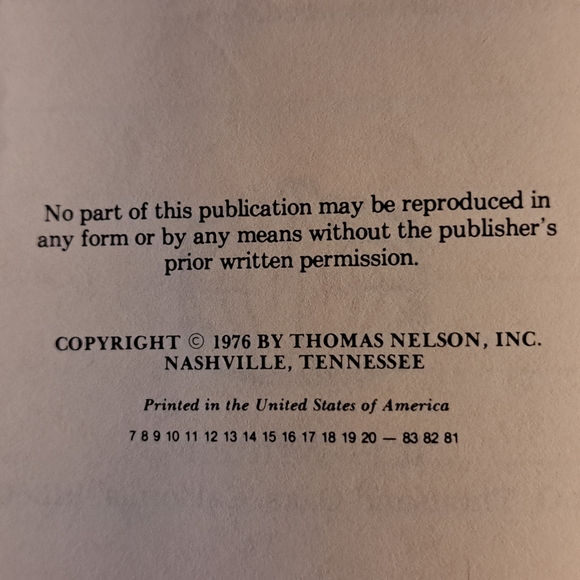 Giant Print Bible - Picture 2 of 7